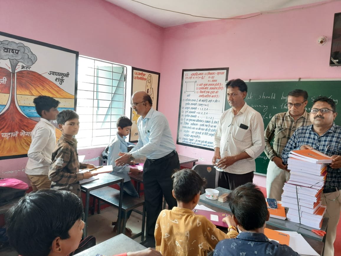 स्कूल चले हम अभियान के तहत डाॅ. उपासनी बच्चों से मिले | New India Times
