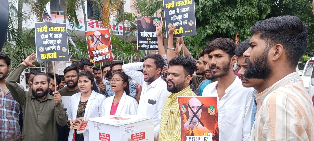 मणिपुर में महिलाओं के साथ हुए अत्याचार को लेकर भोपाल में एनएसयूआई ने विरोध प्रदर्शन कर मणिपुर सीएम बिरेन सिंह को भेजी चूड़ियां | New India Times