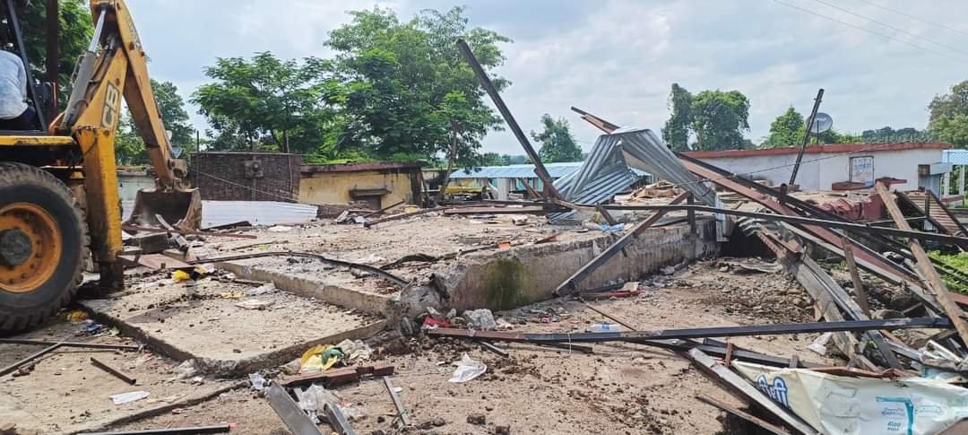 ग्राम तुकईथड़ में शासकीय भूमि पर भगवानदास शिवहरे द्वारा बनाये गये किराना के दुकान पर चला प्रशासन का बुलडोजर 1 ग्राम तुकईथड़ में शासकीय भूमि पर भगवानदास शिवहरे द्वारा बनाये गये किराना के दुकान पर चला प्रशासन का बुलडोजर | New India Times