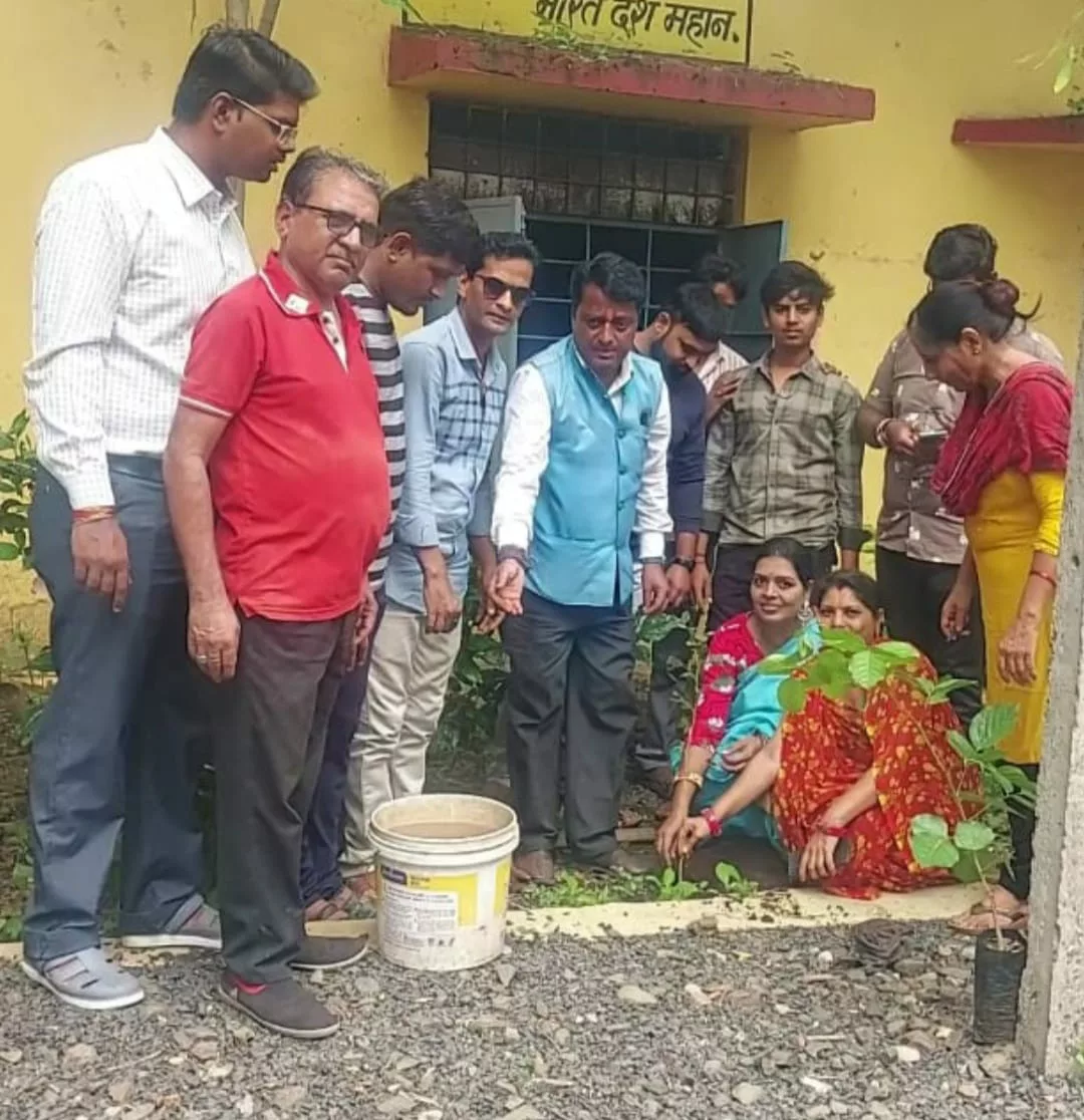 मेघनगर के पूर्व सरपंच स्वर्गीय पुरुषोत्तम प्रजापति की द्वितीय पुण्य स्मृति पर किया गया पौधारोपण | New India Times