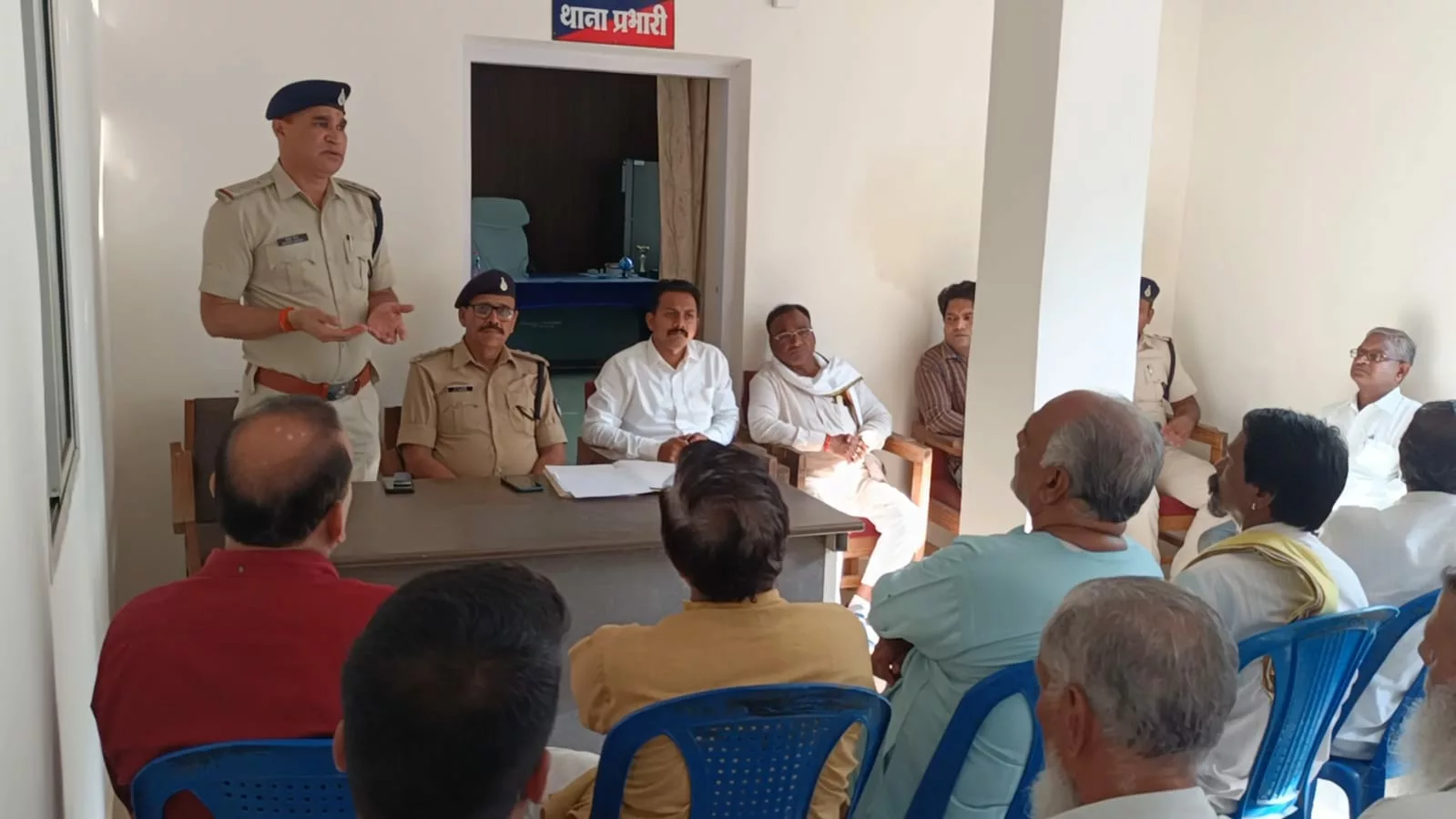 आगामी त्यौहारों को मद्देनजर रखते हुए थाने में शांति समिति की बैठक संपन्न, आपसी भाईचारे के साथ मनाएं जाएंगे त्यौहार | New India Times