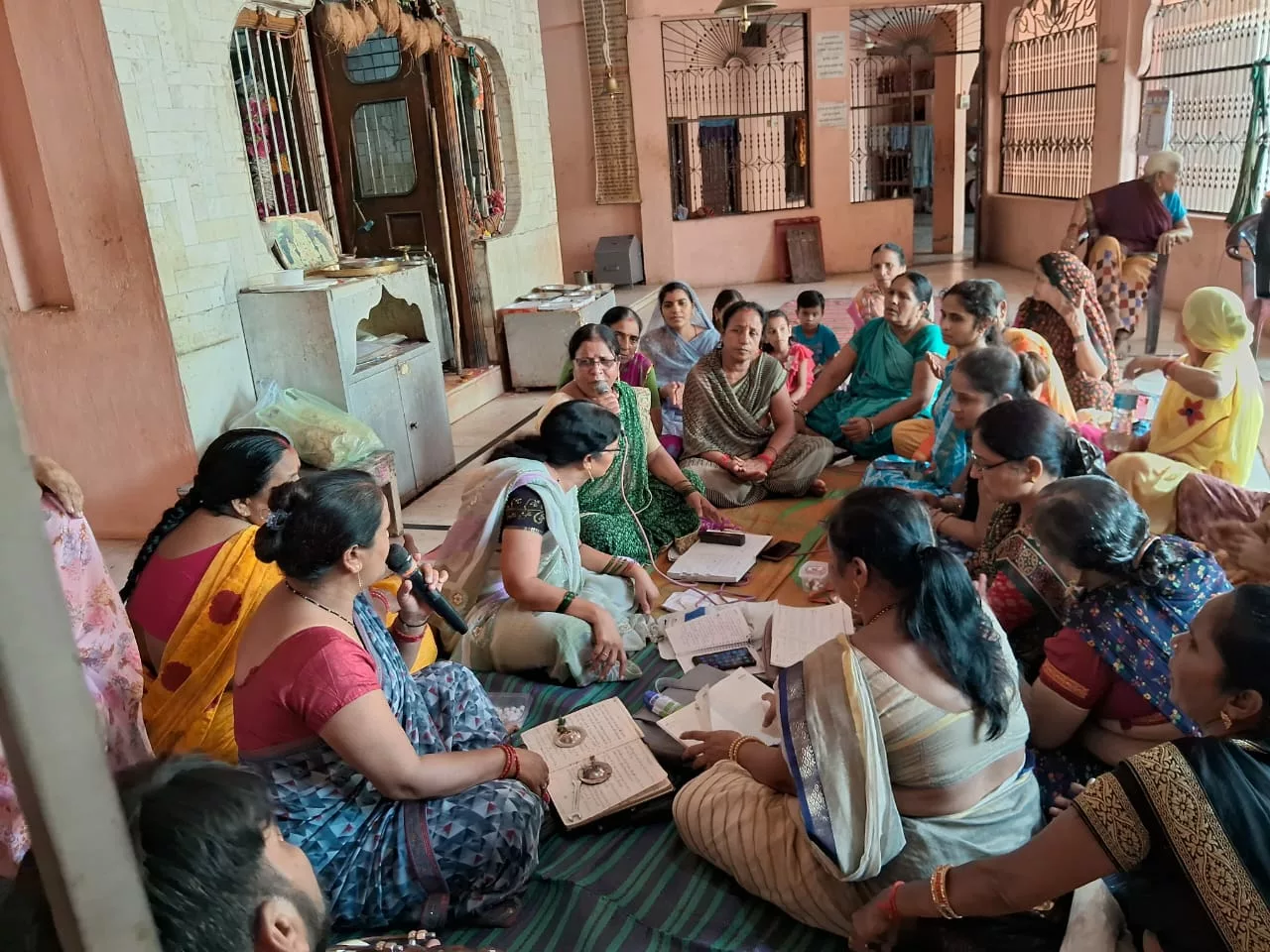 गणेश मंदिर पर गणेश महिला मंडल ने मत्था टेक दी धार्मिक भजनों की जोरदार प्रस्तुति | New India Times