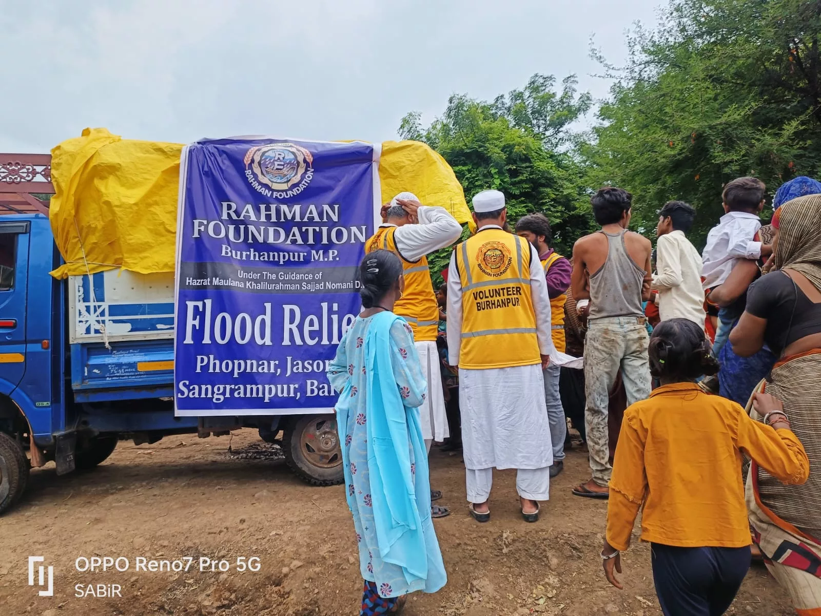 बुरहानपुर ज़िले के बाढ़ ग्रस्त गांव में सतत अपनी सेवाएं दे रहा है रहमान फाउंडेशन | New India Times