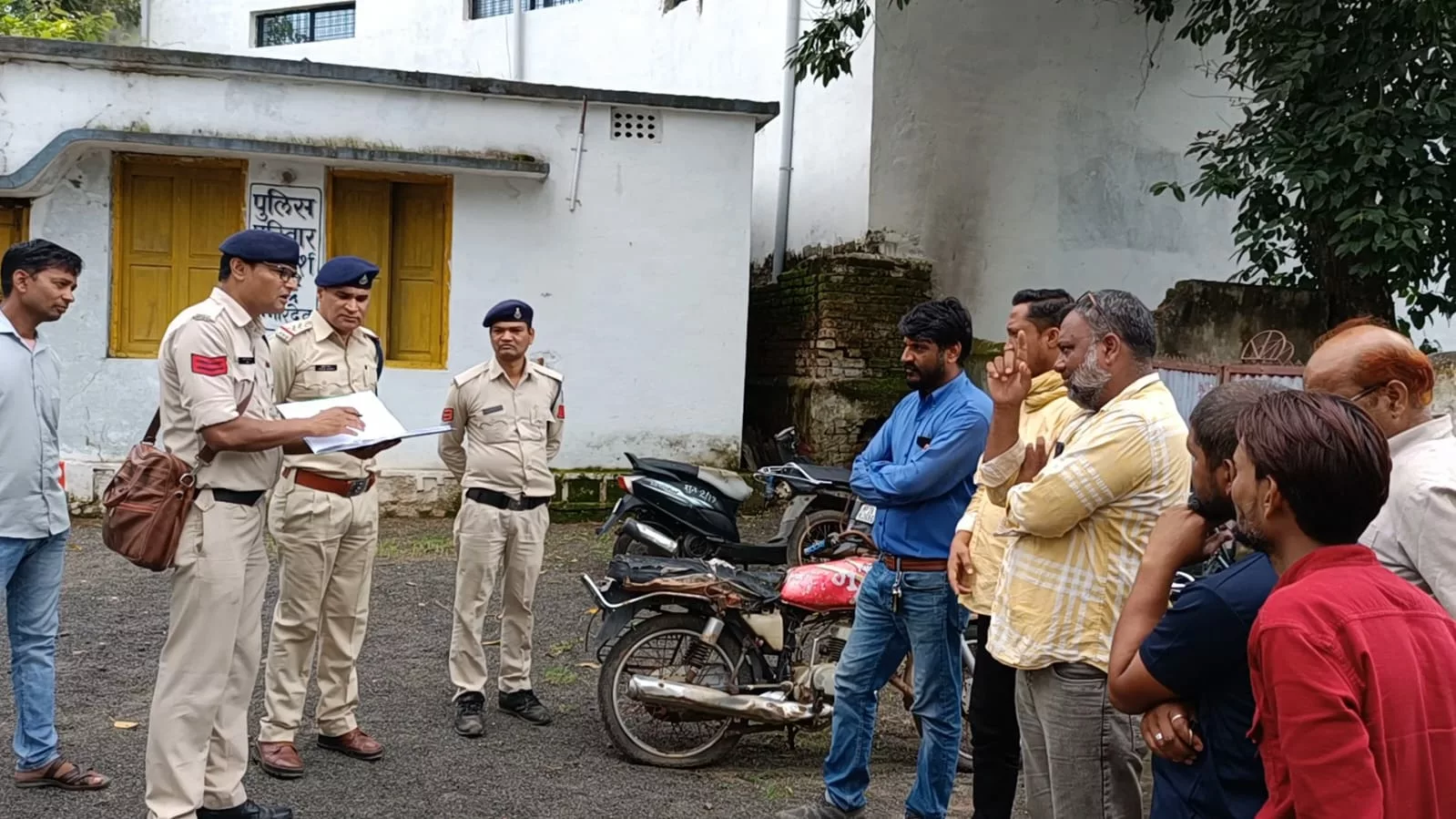 थाने में हुई वाहनों की नीलामी, बोली कर्ताओं ने लगाई बोली | New India Times