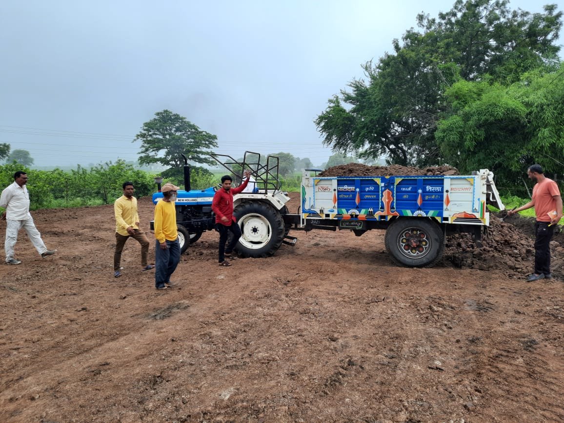 मुक्तिधाम में जन सहयोग से मुरम मिट्टी डालने का किया जा रहा है कार्य | New India Times