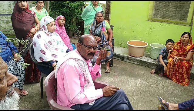 बरसात में पानी की समस्या, सरपंच के घर पहुंची जनता की भीड़, बार-बार फूट रही है पाइप लाइन | New India Times