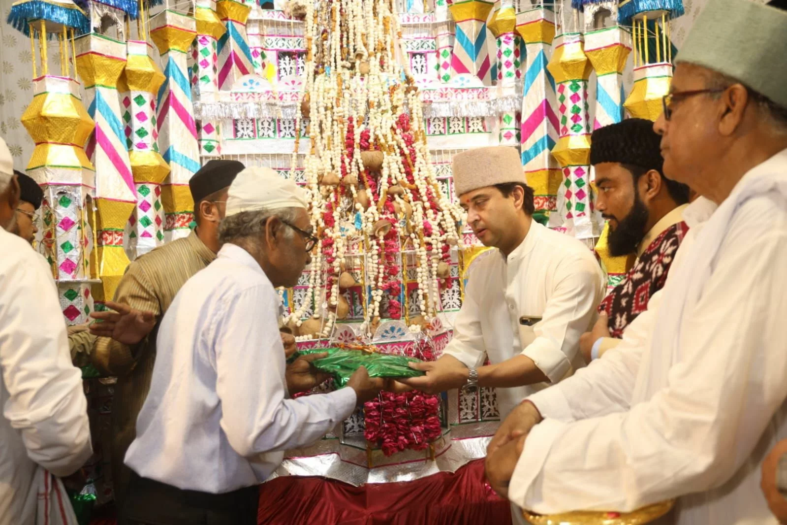 श्रीमंत सिंधिया ने ताज़िये पर की सेहराबंदी | New India Times