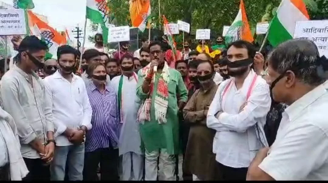 पूर्व मंत्री व विधायक हर्ष यादव के नेतृत्व में कांग्रेसियों ने महिलाओं व बच्चियों पर हो रहे अत्याचार के विरोध में निकाला मौन जुलूस | New India Times