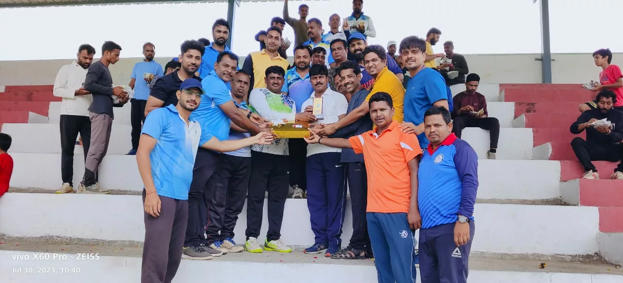 कलेक्टर स्पोर्ट्स टीम के सदस्यों ने झाबुआ टी आई गडरिया सहाब को दी विदाई | New India Times