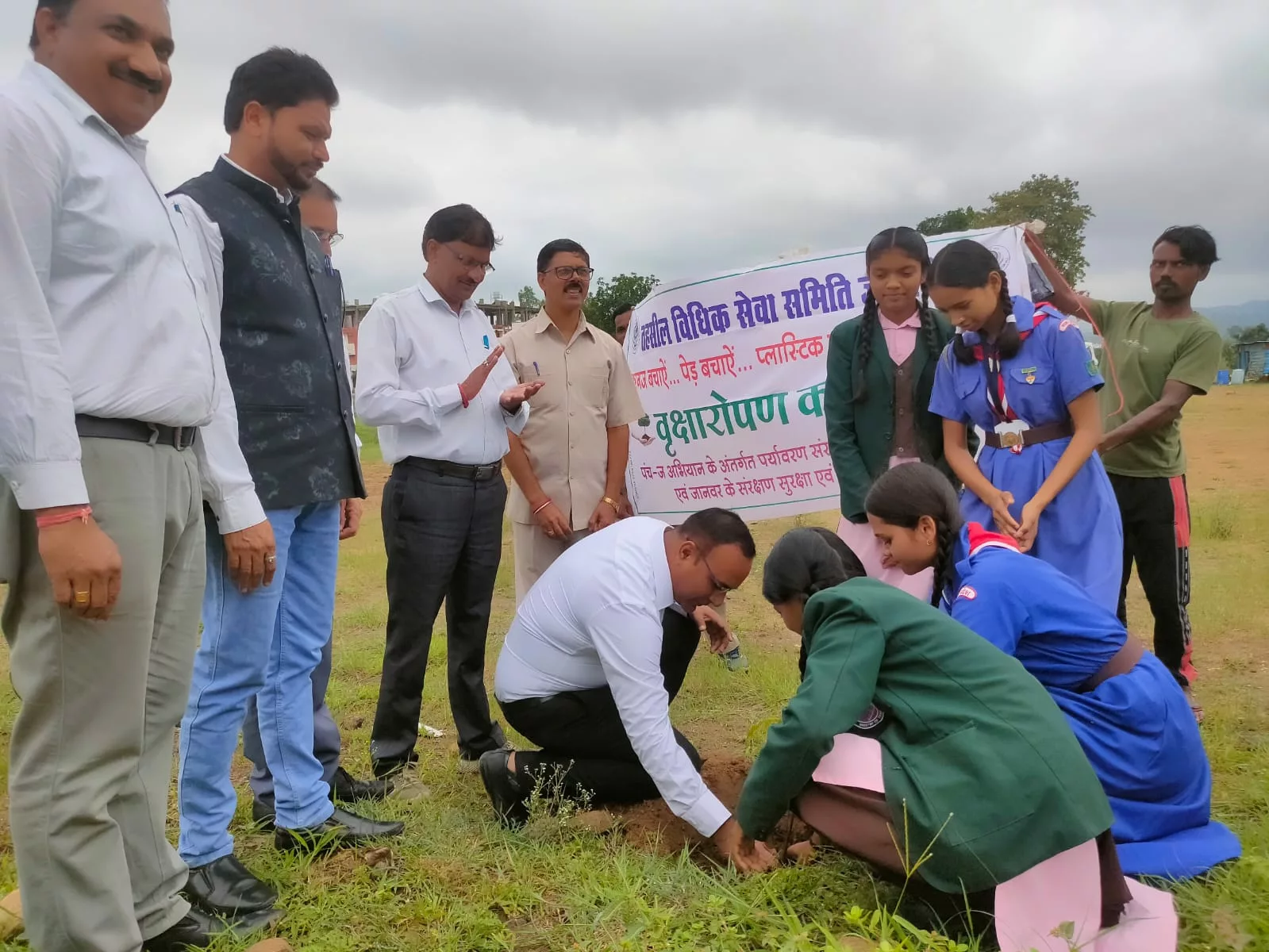 एकलव्य आदर्श आवासीय विद्यालय में वृक्षारोपण कर बताया गया पर्यावरण का महत्व | New India Times