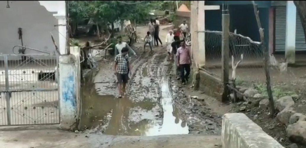 ग्रामीणों की समस्याओं को लेकर सरपंच-सचिव बने मूकदर्शक, सड़क पर कीचड़ जमा होने से ग्रामीणजन हो रहे हैं परेशान | New India Times