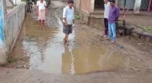 ग्रामीणों की समस्याओं को लेकर सरपंच-सचिव बने मूकदर्शक, सड़क पर कीचड़ जमा होने से ग्रामीणजन हो रहे हैं परेशान | New India Times