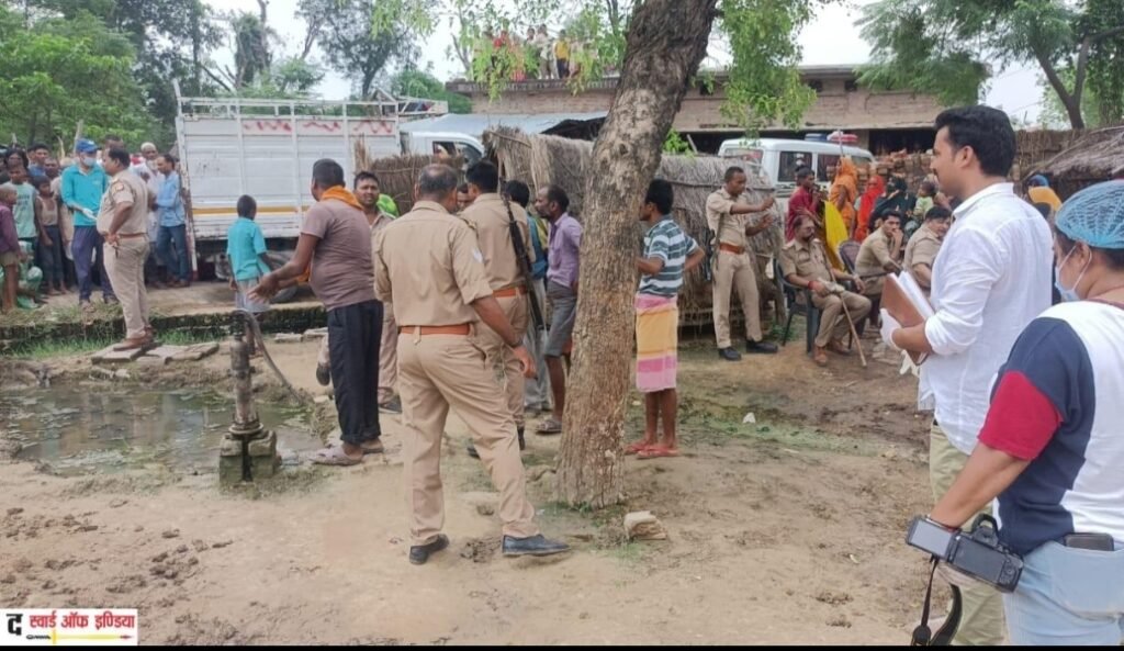 पत्नी के साथ आपत्तिजनक हालत में पाने पर पति ने पत्नी और प्रेमी पर किया हमला, प्रेमी की मौत पत्नी गंभीर रूप से घायल | New India Times