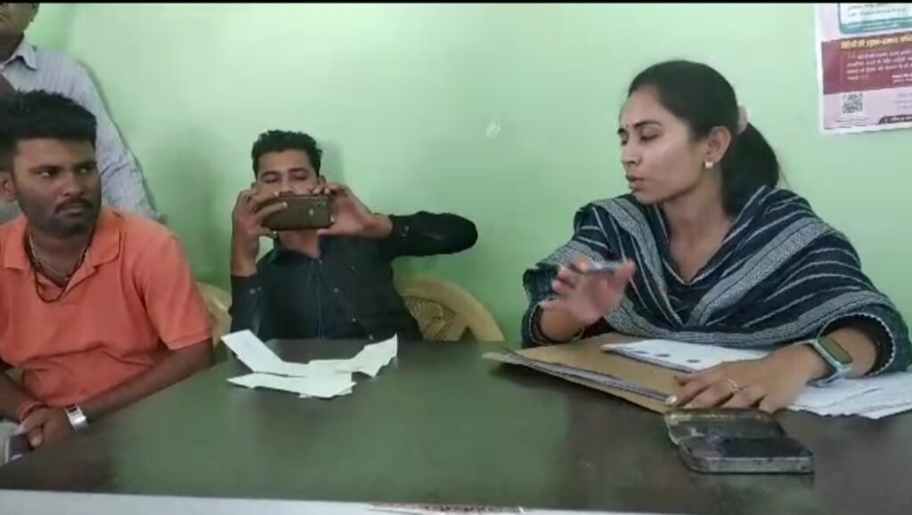 राशन दुकान में गड़बड़ी की शिकायत से नाराज सेल्समेन ने उपभोक्ताओं को धमकाया, ग्रामीणों की शिकायत पर महाराजपुर थाने में प्रकरण दर्ज | New India Times