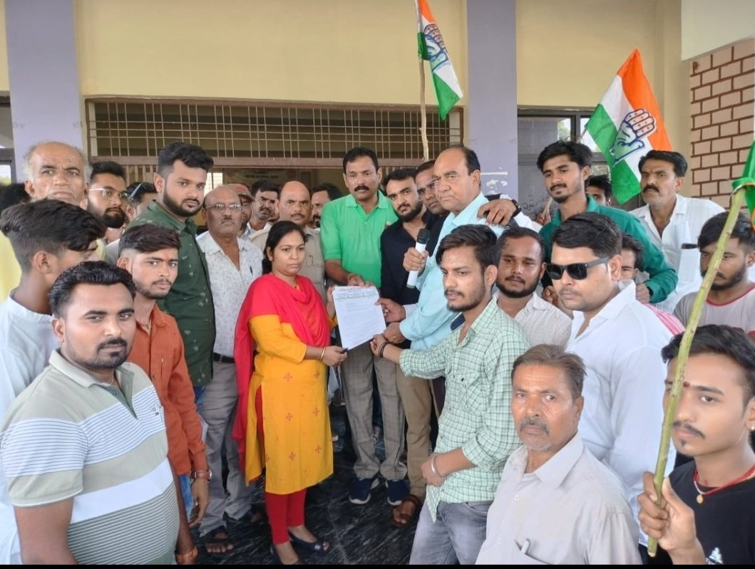 पटवारी भर्ती परीक्षा में गड़बड़ी को लेकर ब्लाक कांग्रेस कमेटी देवरी के कार्यकर्ताओं ने जुलूस की शक्ल में तहसीलदार कार्यालय पहुंचकर प्रदेश सरकार के खिलाफ नारेबाज़ी करते हुए सौंपा ज्ञापन | New India Times