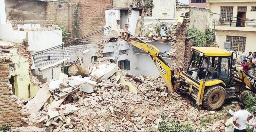 छात्रा की गोली मारकर हत्या करने वाले आरोपी के मकान को प्रशासन ने किया धराशाई | New India Times