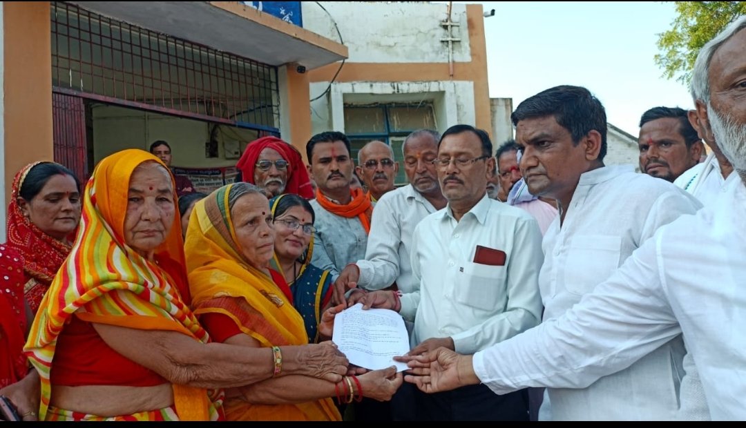 भारतीय शक्ति चेतना पार्टी की हटा विधानसभा प्रत्याशी ओमवती अठया ने रैली निकाल कर जैन मुनि की हत्या के विरोध में जैन समाज के साथ कुम्हारी में पटेरा नायब तहसीलदार को सौंपा ज्ञापन | New India Times