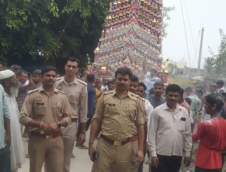 चाक-चौबंद सुरक्षा व्यवस्था के बीच थाना मोहम्मदी क्षेत्र के ग्राम करौंदा से चलकर चठिया, उमरपुर कर्बला तक गया ताजिया | New India Times