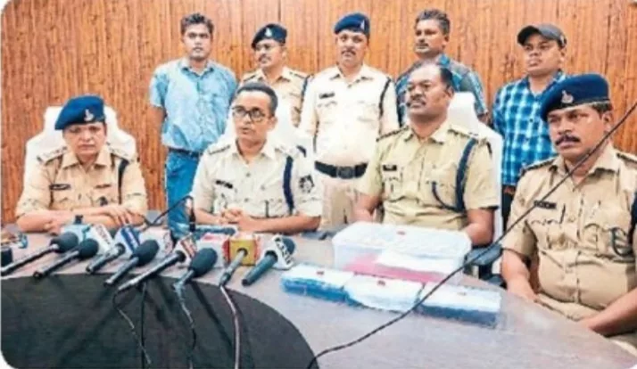 ऑन लाइन ठगी करने वाले दो बदमाशों को बिहार से पकड़ लाई हमारे झाबुआ जिले की पुलिस<br> | New India Times