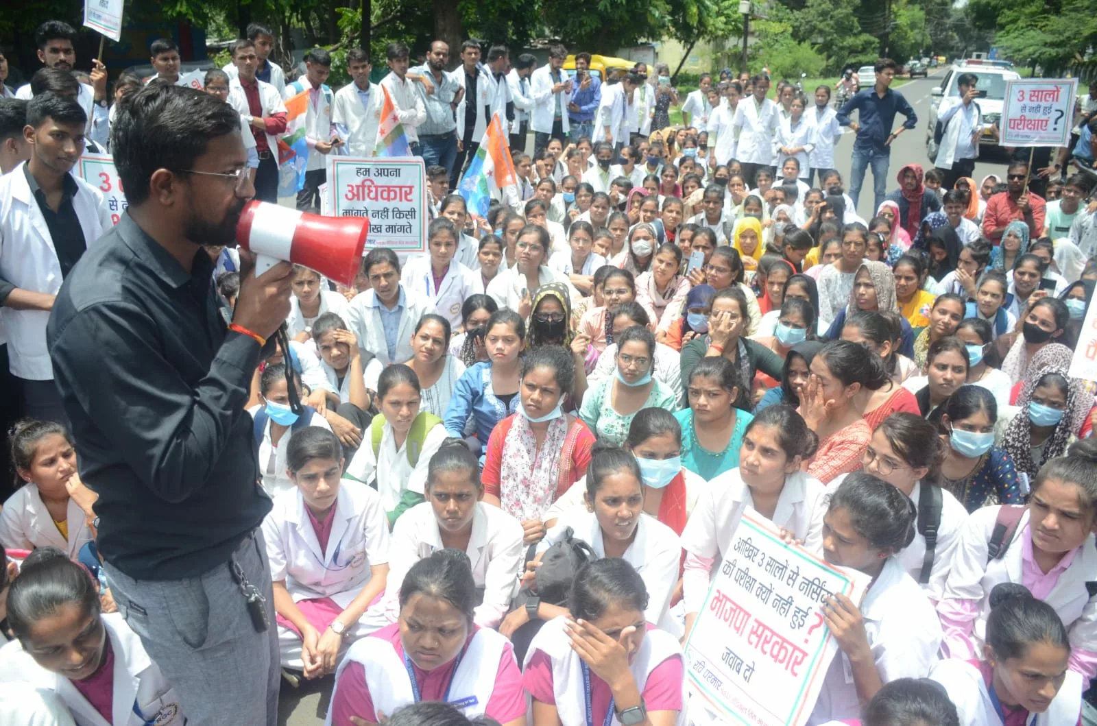 नर्सिंग छात्रों की 3 वर्ष बीतने के बाद भी प्रथम वर्ष की नहीं हुई परिक्षा, परिक्षा की मांग को लेकर सड़कों पर उतरे नर्सिंग छात्र | New India Times