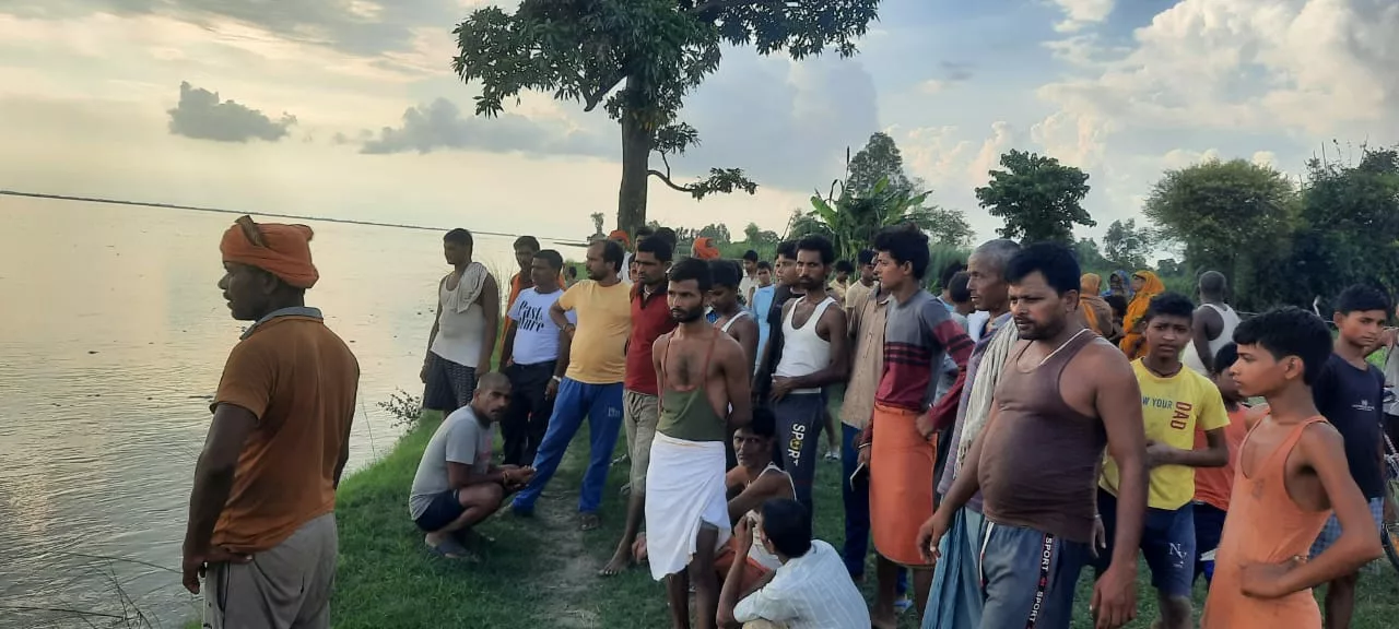 युवती की तीसरे दिन घाघरा नदी में तैरती हुई मिली लाश, परिजनों में मचा कोहराम | New India Times