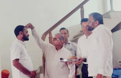 मेघनगर राजेंद्र जैन नवयुवक परिषद के अध्यक्ष देवेंद्र जैन ( नाना ) का तिलक लगाकर साल श्रीफल भेंट कर बड़नगर में किया गया सम्मान | New India Times