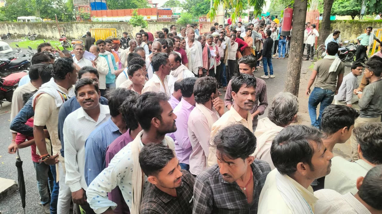 देवरी क्षेत्र में यूरिया की कालाबाजारी के कारण किसानों को समय पर नहीं मिल पा रहा है पर्याप्त यूरिया | New India Times