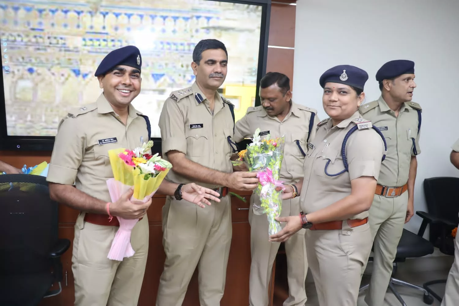 पुलिस अधीक्षक ग्वालियर ने ग्वालियर जिले से स्थानांतरित निरीक्षकों को नई पदस्थापना की शुभकामनाएं देते हुए दी विदाई | New India Times
