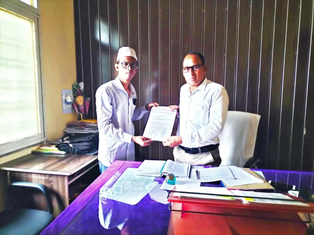 उर्दू भाषा की पाठ्य पुस्तकें उपलब्ध कराने हेतु बुरहानपुर के नवागत डीईओ को सौंपा ज्ञापन 2 उर्दू भाषा की पाठ्य पुस्तकें उपलब्ध कराने हेतु बुरहानपुर के नवागत डीईओ को सौंपा ज्ञापन | New India Times