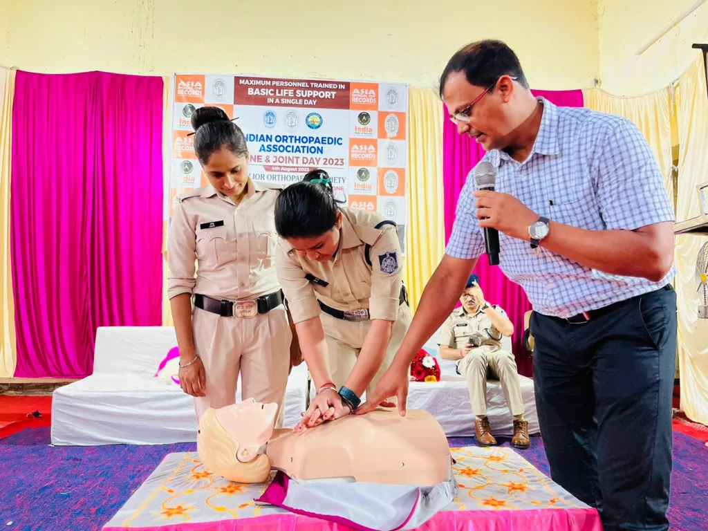 ऑर्थाेपेडिक एसोसिएशन के द्वारा पुलिस कर्मियों को दी गई सीपीआर की विशेष ट्रेनिंग, हार्ट अटैक आने पर बचा सकते हैं लोगों की जान | New India Times