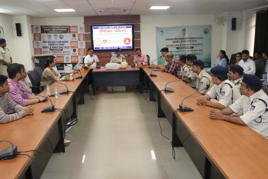 ऑर्थाेपेडिक एसोसिएशन के द्वारा पुलिस कर्मियों को दी गई सीपीआर की विशेष ट्रेनिंग, हार्ट अटैक आने पर बचा सकते हैं लोगों की जान | New India Times