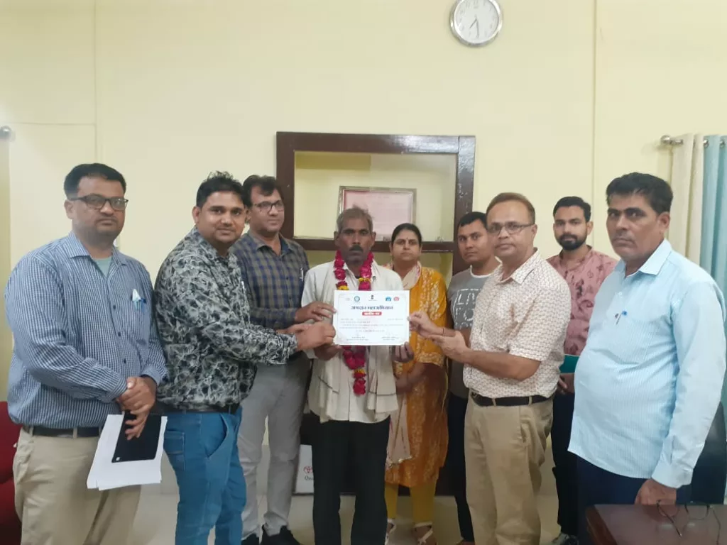 5 व्यक्तियों के लिए बेटे की मृत्यु उपरांत अंगदान देने पर सुरेश चंद को जिला कलेक्टर अनिल कुमार अग्रवाल ने किया सम्मानित | New India Times