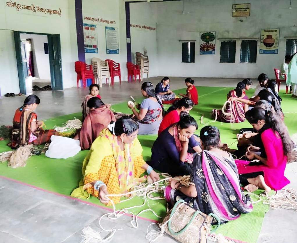 बुरहानपुर में केले के रेशे से तैयार की जा रही हैं आकर्षक राखियां | New India Times