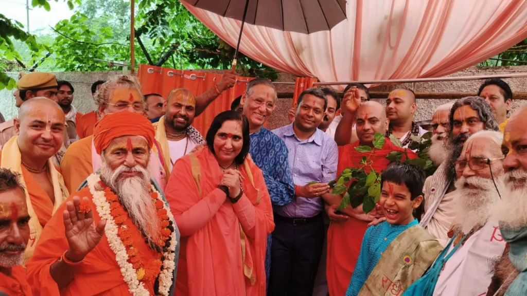 जिलाधिकारी ने मथुरा से वृन्दावन सड़क मार्ग पर लगावाए 400 कदंब के वृक्ष | New India Times