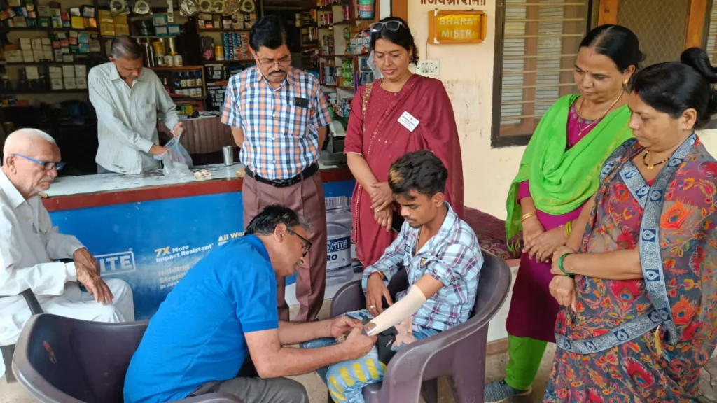 रोटरी क्लब की सेवा को सलाम अब विजय खड़िया भी नकली हाथ से चलाएंगे मोटर साइकिल 2 रोटरी क्लब की सेवा को सलाम अब विजय खड़िया भी नकली हाथ से चलाएंगे मोटर साइकिल | New India Times