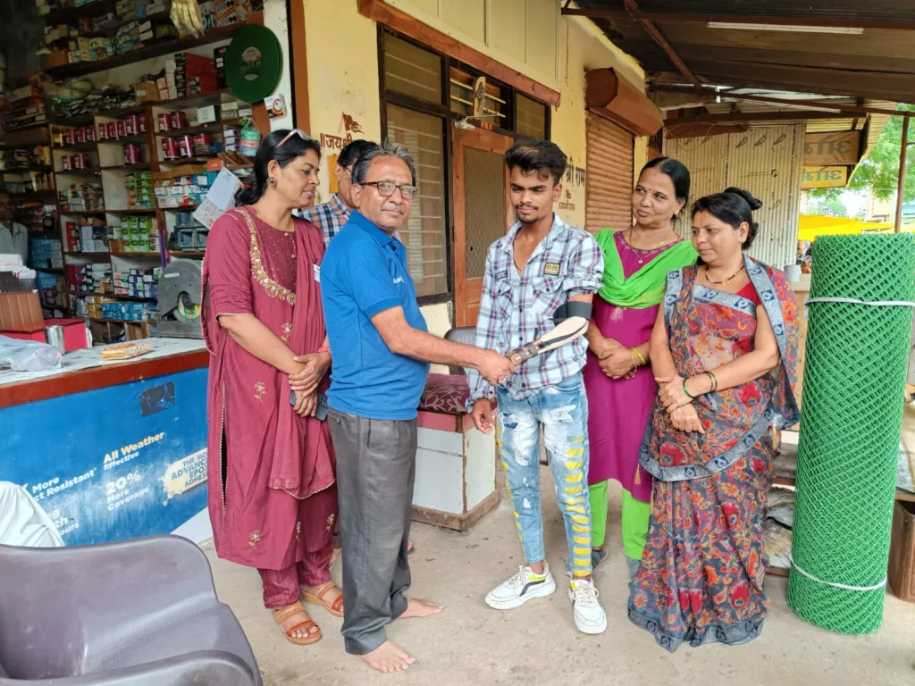 रोटरी क्लब की सेवा को सलाम अब विजय खड़िया भी नकली हाथ से चलाएंगे मोटर साइकिल 3 रोटरी क्लब की सेवा को सलाम अब विजय खड़िया भी नकली हाथ से चलाएंगे मोटर साइकिल | New India Times