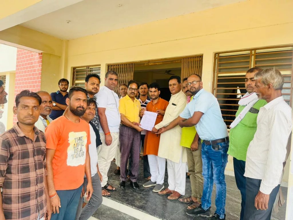 मौ नगर की जन समस्याओं को लेकर विधायक प्रतिनिधि के नेतृत्व में सौंपा ज्ञापन | New India Times