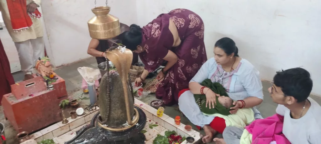 भगवान भोले के दरबार में लगा आस्था का मेला जयकारों से गूंजे शिवालय 4 भगवान भोले के दरबार में लगा आस्था का मेला जयकारों से गूंजे शिवालय | New India Times