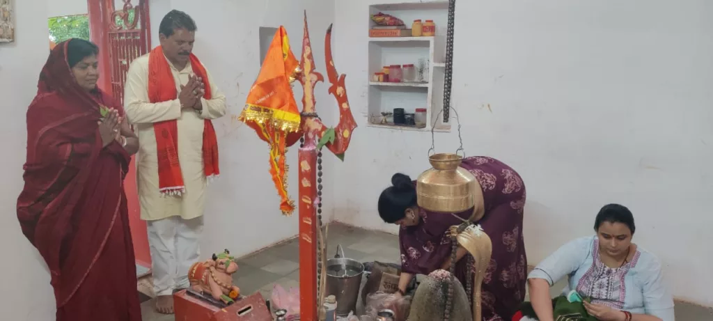 भगवान भोले के दरबार में लगा आस्था का मेला जयकारों से गूंजे शिवालय 2 भगवान भोले के दरबार में लगा आस्था का मेला जयकारों से गूंजे शिवालय | New India Times