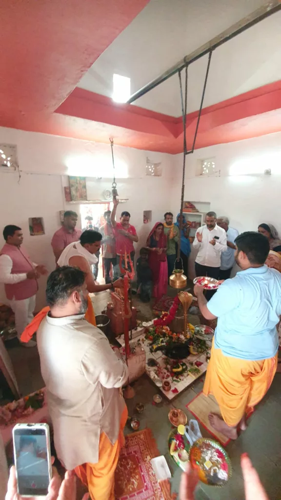 भगवान भोले के दरबार में लगा आस्था का मेला जयकारों से गूंजे शिवालय 3 भगवान भोले के दरबार में लगा आस्था का मेला जयकारों से गूंजे शिवालय | New India Times