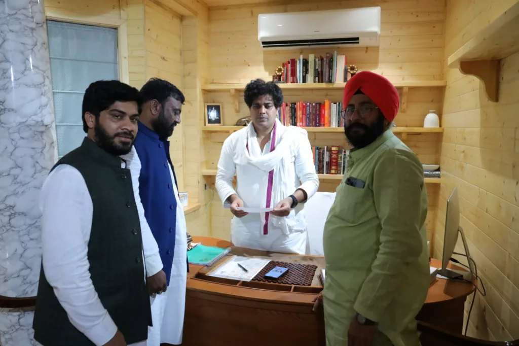 बुरहानपुर ज़िले के कांग्रेस अल्पसंख्यक विभाग के नेताओं ने दिल्ली में राष्ट्रीय अध्यक्ष से की भेंट | New India Times