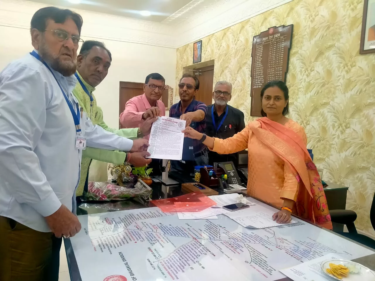 रेलवे संघर्ष समिति बुरहानपुर के सदस्यगण डीआरएम से की भेंट | New India Times