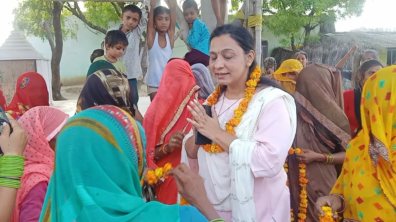 विधानसभा क्षेत्र धौलपुर में कांग्रेस नेत्री एवं समाजसेवी शालिनी शर्मा गांव भैशाख समोला एवं भेसेना में जनसंपर्क कर जानीं लोगों की समस्याएं | New India Times