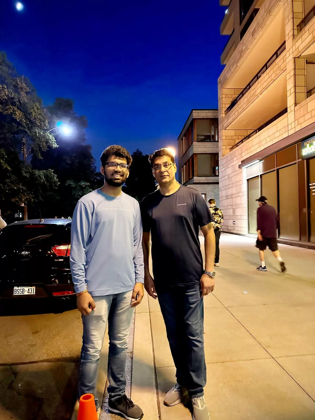 पूर्व प्राचार्य सुनील भल्ला ने अभिषेक शर्मा को टोरंटो पहुंचकर दी बधाई | New India Times