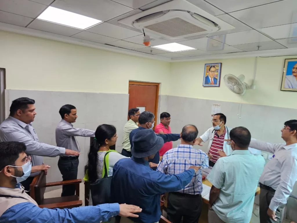 जिला पुरुष चिकित्सालय के डॉक्टर और कर्मचारियों ने ली पंचप्रण की शपथ 2 जिला पुरुष चिकित्सालय के डॉक्टर और कर्मचारियों ने ली पंचप्रण की शपथ | New India Times