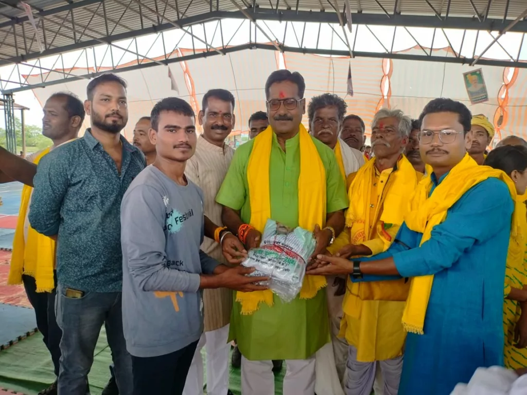 विधायक हर्ष यादव ने किया आदिवासियों का सम्मान 2 विधायक हर्ष यादव ने किया आदिवासियों का सम्मान | New India Times