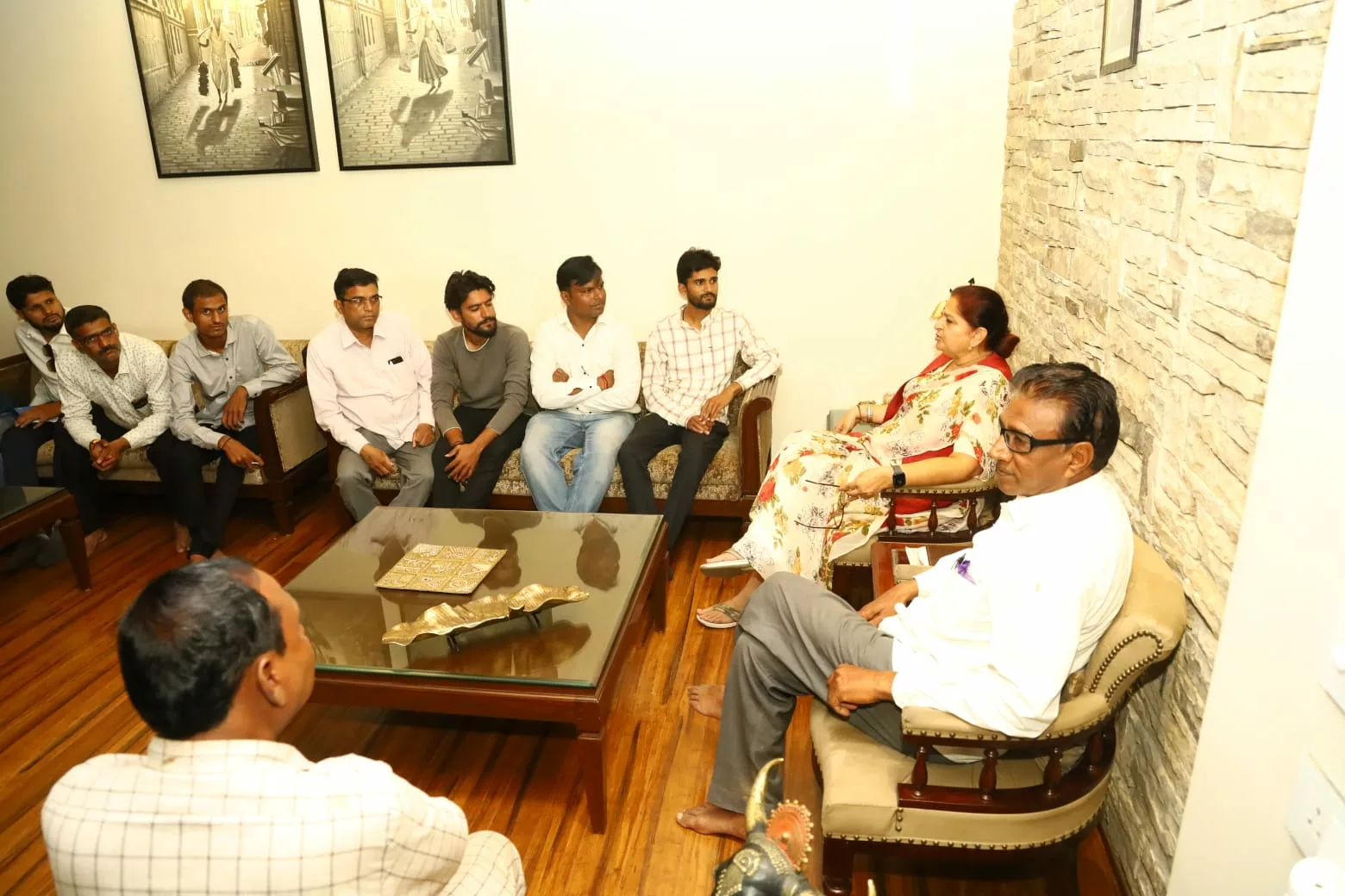 प्रधानमंत्री कृषि सिंचाई योजनांतर्गत माइक्रो इरिगेशन पोर्टल पर संशोधन हेतु किसानों ने की पूर्व मंत्री श्रीमती अर्चना चिटनिस से मुलाकात | New India Times