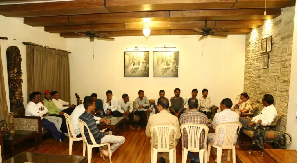 प्रधानमंत्री कृषि सिंचाई योजनांतर्गत माइक्रो इरिगेशन पोर्टल पर संशोधन हेतु किसानों ने की पूर्व मंत्री श्रीमती अर्चना चिटनिस से मुलाकात | New India Times