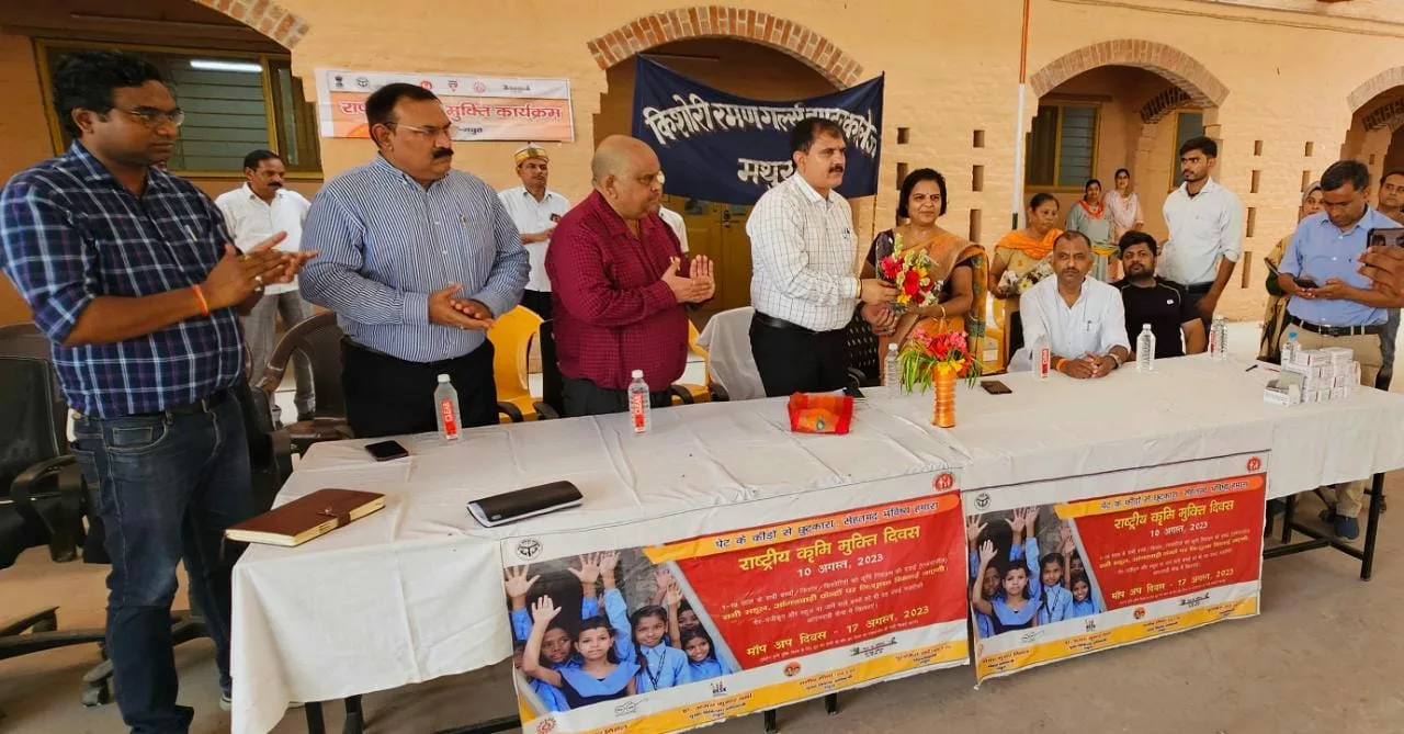 छात्राओं को एल्बेंडाजोल की गोली खिलाकर ज़िला पंचायत अध्यक्ष ने शुरू किया कृमि मुक्ति दिवस | New India Times