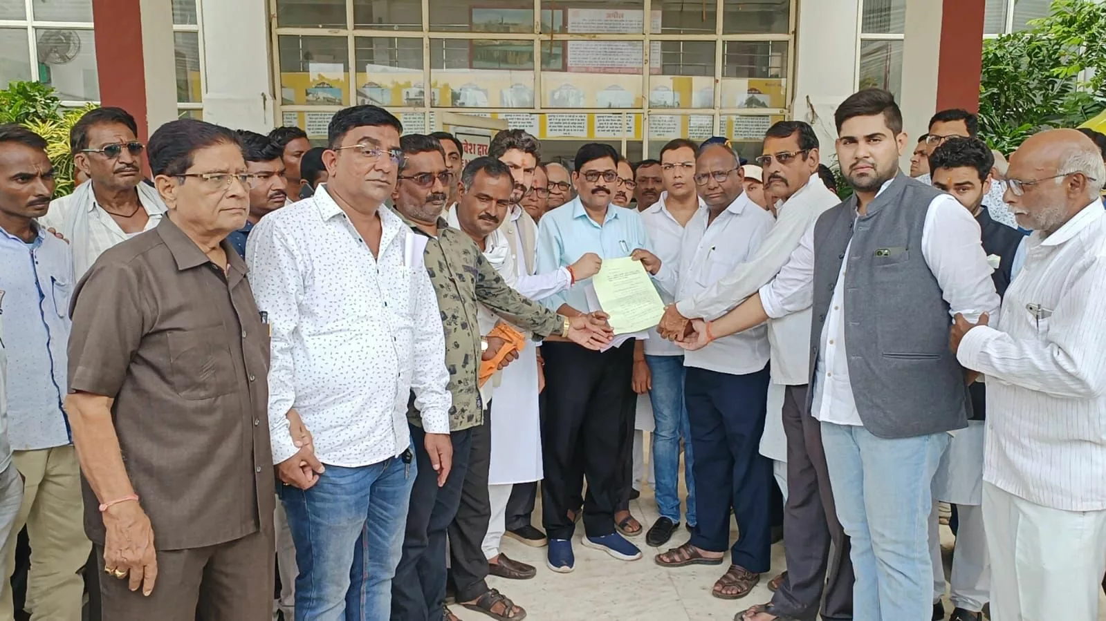 निर्वाचन को गतिशीलता एवं निष्पक्षता के साथ तुरंत कराने हेतु कलेक्टर को दिया ज्ञापन | New India Times